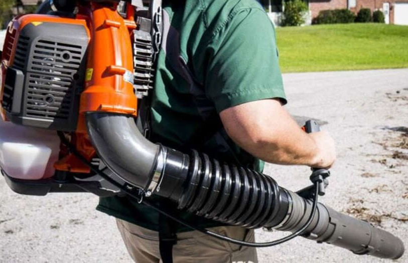 Gas-powered blowers emit pollutants—including carbon monoxide, nitrogen oxides, and unburned hydrocarbons—at rates that defy common sense.